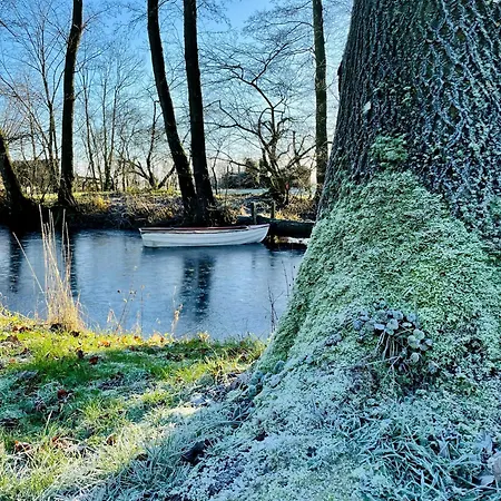 Minimalist On Eiderstedt Tetenbull